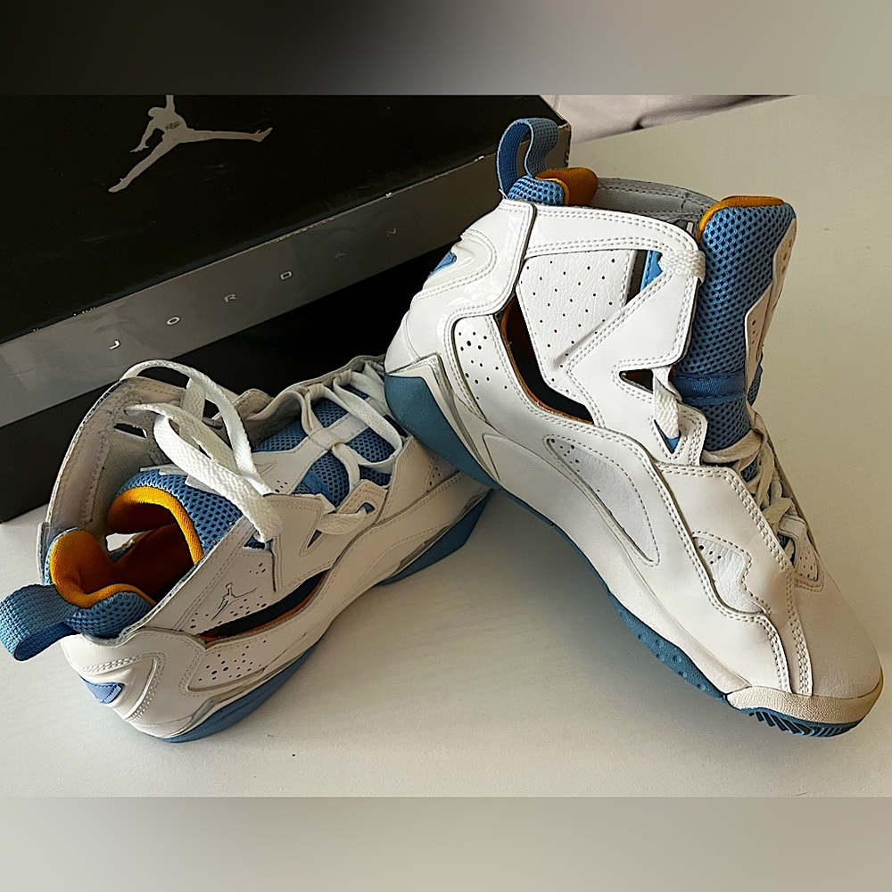 Jordan True Flight (GS) Basketball Sneakers white orange blue 6Y